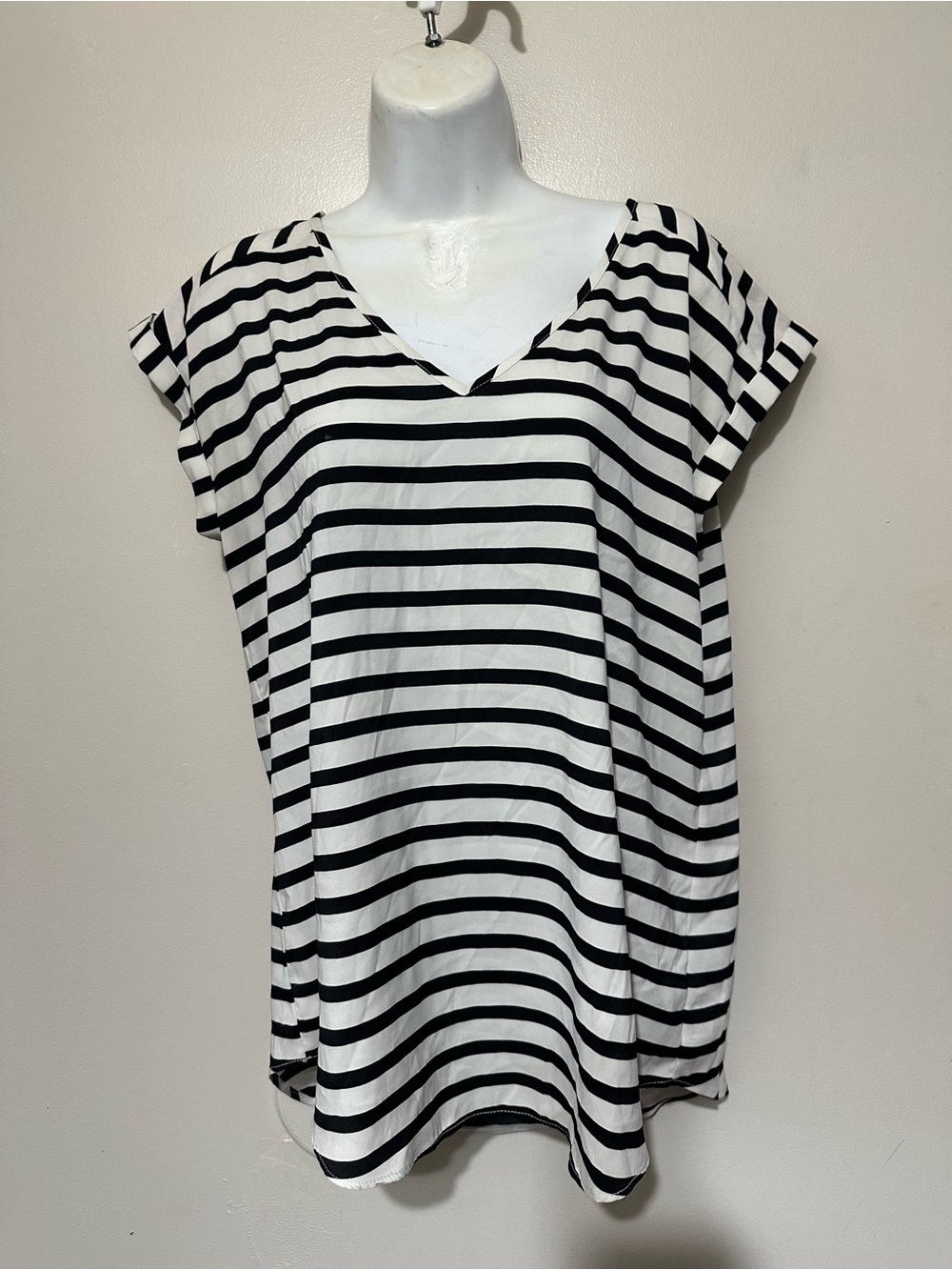 Express Black & White Striped Blouse M – Classic V‑Neck Short Sleeve Top